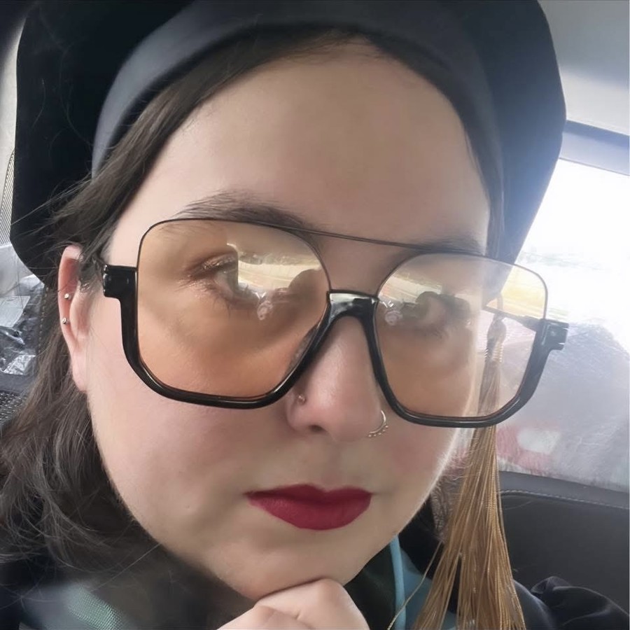 Kayla, professional editor